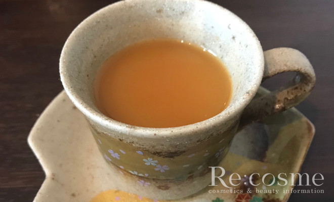 アルフェビューティコンクパウダーを紅茶に入れて混ぜた様子