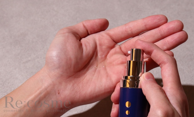 アクアモイスを手のひらにとっている様子