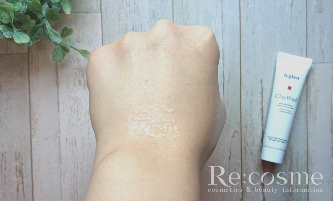 クレイウォッシュを手の甲に伸ばした様子