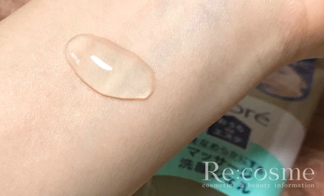ビオレ おうちdeエステ マッサージ洗顔ジェルを手にとった様子