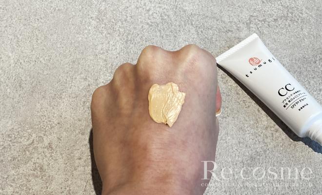 つむぎの薬用美白CCクリームを少し伸ばした状態