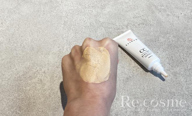 つむぎの薬用美白CCクリームを少し伸ばした状態