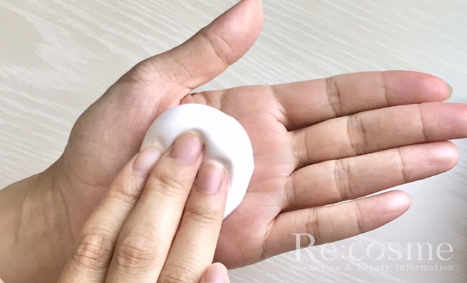 泡を指で押す様子