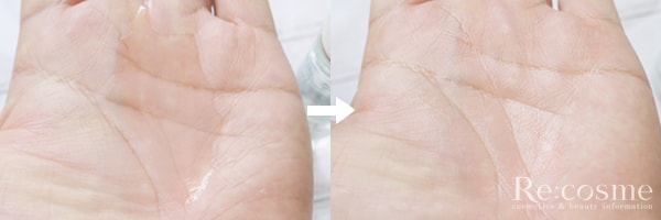 ファンケルアクネケアの化粧水を手に取った様子