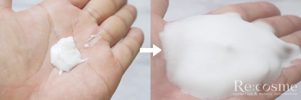 アクネケア洗顔クリームを泡立てた様子