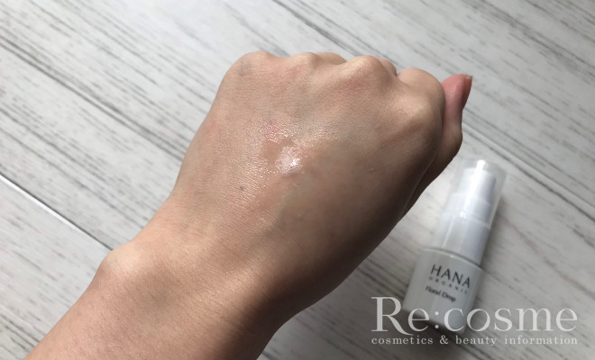 HANAオーガニックのフローラルドロップを手に出した様子