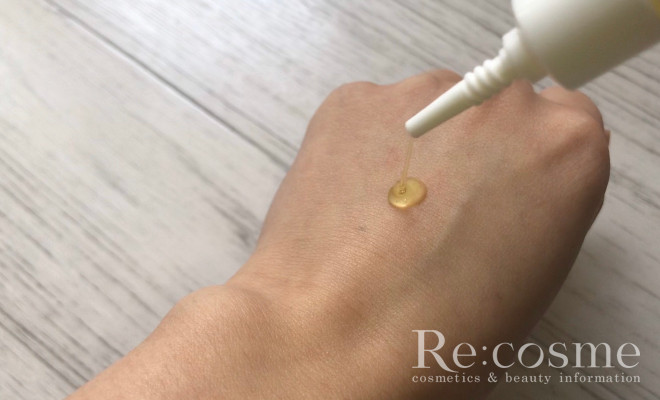 HANAオーガニックのホワイトジェルを手に出している様子