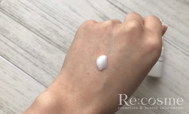 HANAオーガニックのムーンナイトミルクを手に出した様子