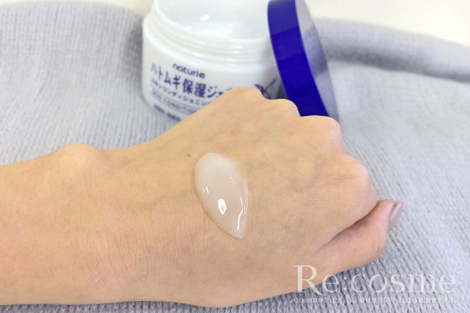 ハトムギ保湿ジェルを手の甲にのせた画像