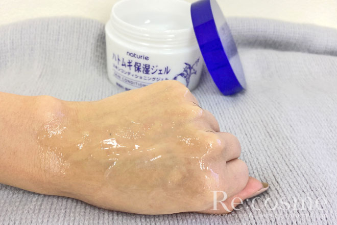 ハトムギ保湿ジェルを手の甲に塗り広げた画像