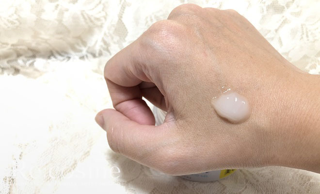 シンプルバランスのうるおいジェルを手の甲に付けたときの様子