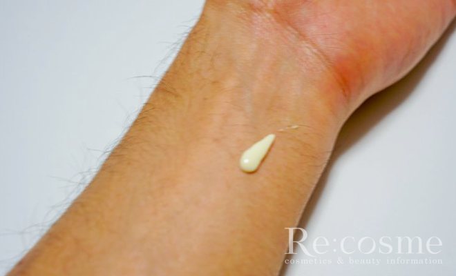NULLの日焼け止めジェルを腕にだした状態