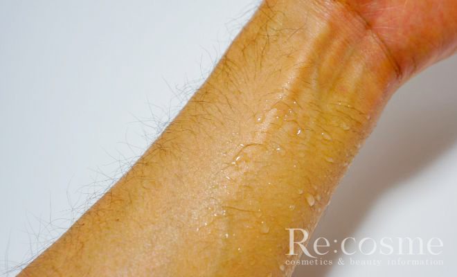 NULLの日焼け止めジェルを水で塗らした状態