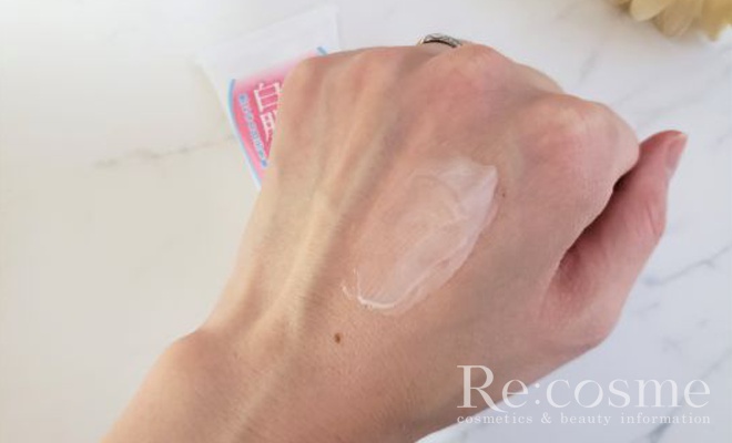クリームを手の甲にのばしている