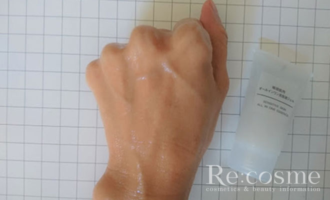 無印良品 敏感肌用オールインワンジェルを手の甲に伸ばす