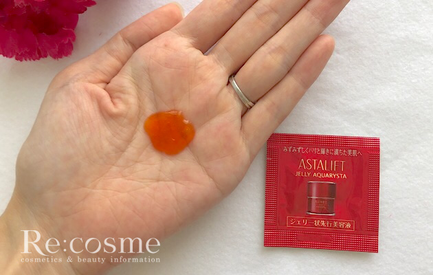 アスタリフトの先行美容液を手に取った様子