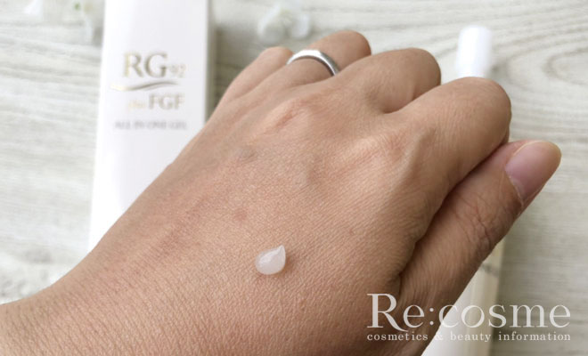 サラヴィオのRG92オールインワンジェルを手の甲に出した様子