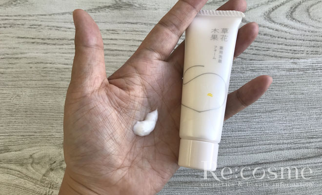 白花八草薬用洗顔フォームを手にとった様子