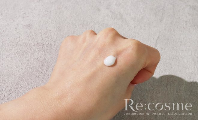 エクイタンスホ
ワイトエッセンスを手の甲に出した状態