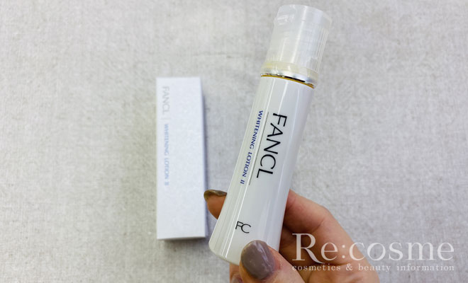 ファンケル無添加ホワイトニングの化粧液を手に持った様子