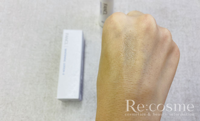 ファンケル無添加ホワイトニングの化粧液を手になじませた様子