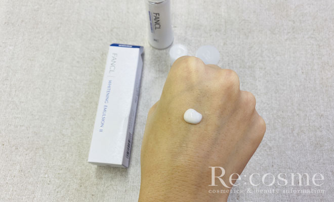 ファンケル無添加ホワイトニングの乳液を手にのせた様子