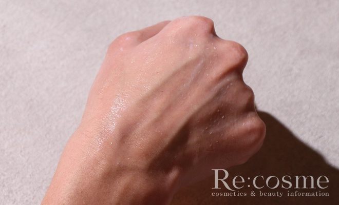 SKINXの化粧水を手に取った様子