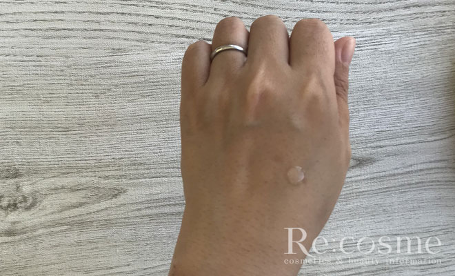 草花木果のアクネ化粧水を手にとった様子