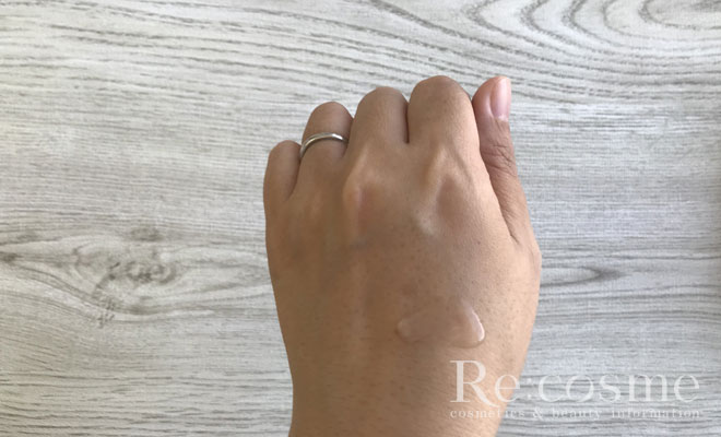 草花木果のアクネ化粧水を手の甲になじませている様子