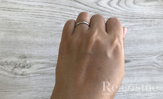 草花木果のアクネ化粧水を手の甲になじませた後の様子