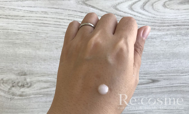 草花木果のアクネ保湿液を手の甲に出した様子