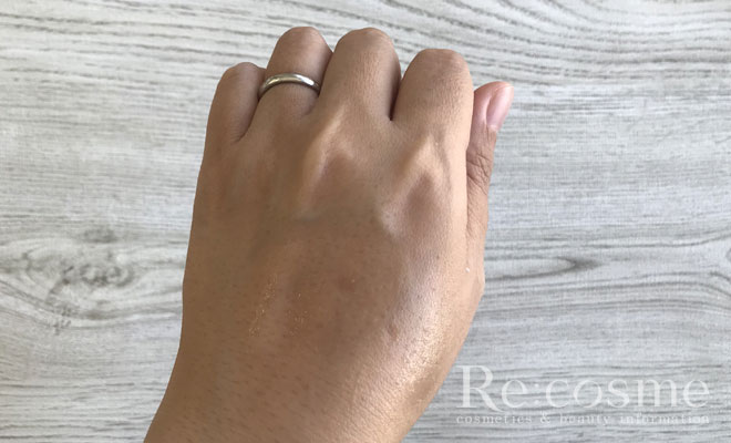 草花木果のアクネ保湿液を手の甲になじませた後の様子