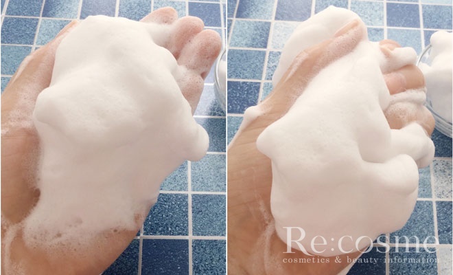 泡立てた泡を手のひらに取っている写真です。
