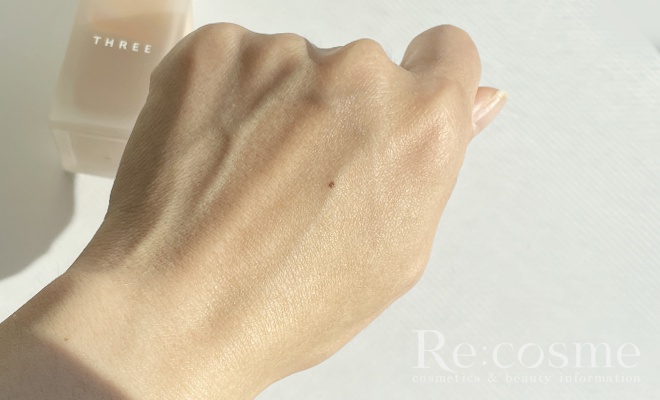 ハーモニープライマーを手になじませた様子