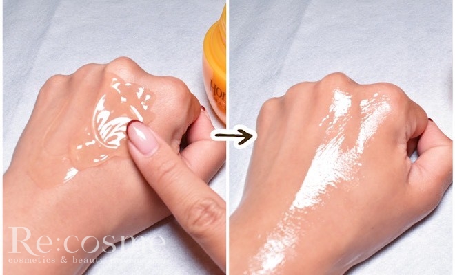 手の甲にハニーシュカを厚めになじませている写真と、なじませたあとの写真のコラージュ
