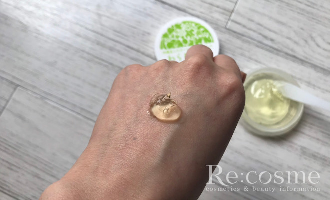 ポアクレンジングを手の甲に塗り広げる